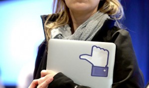 facebook-suspenda-cont-femeie-isis